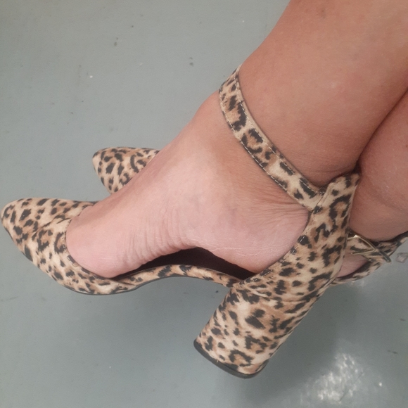 Charlotte Russe CHEETAH Animal print pumps Ankle strap Chunky heel sz 6 fits 8.5 - Picture 2 of 15